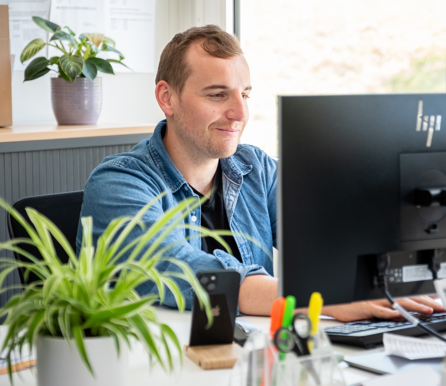 Mitarbeiter_in_Büro